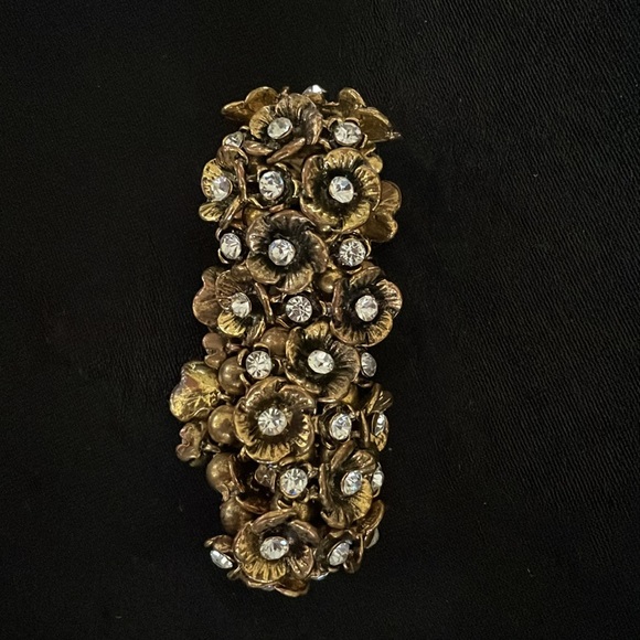 🖤Gold Tone Pansy Rhinestone Stretch Bracelet. - Picture 5 of 8